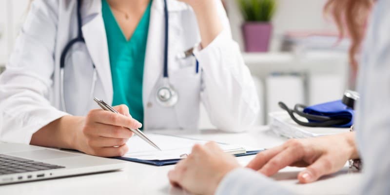 Ziarniniakowatość z zapaleniem naczyń - zdjęcie przedstawia konsultację lekarską z pacjentką